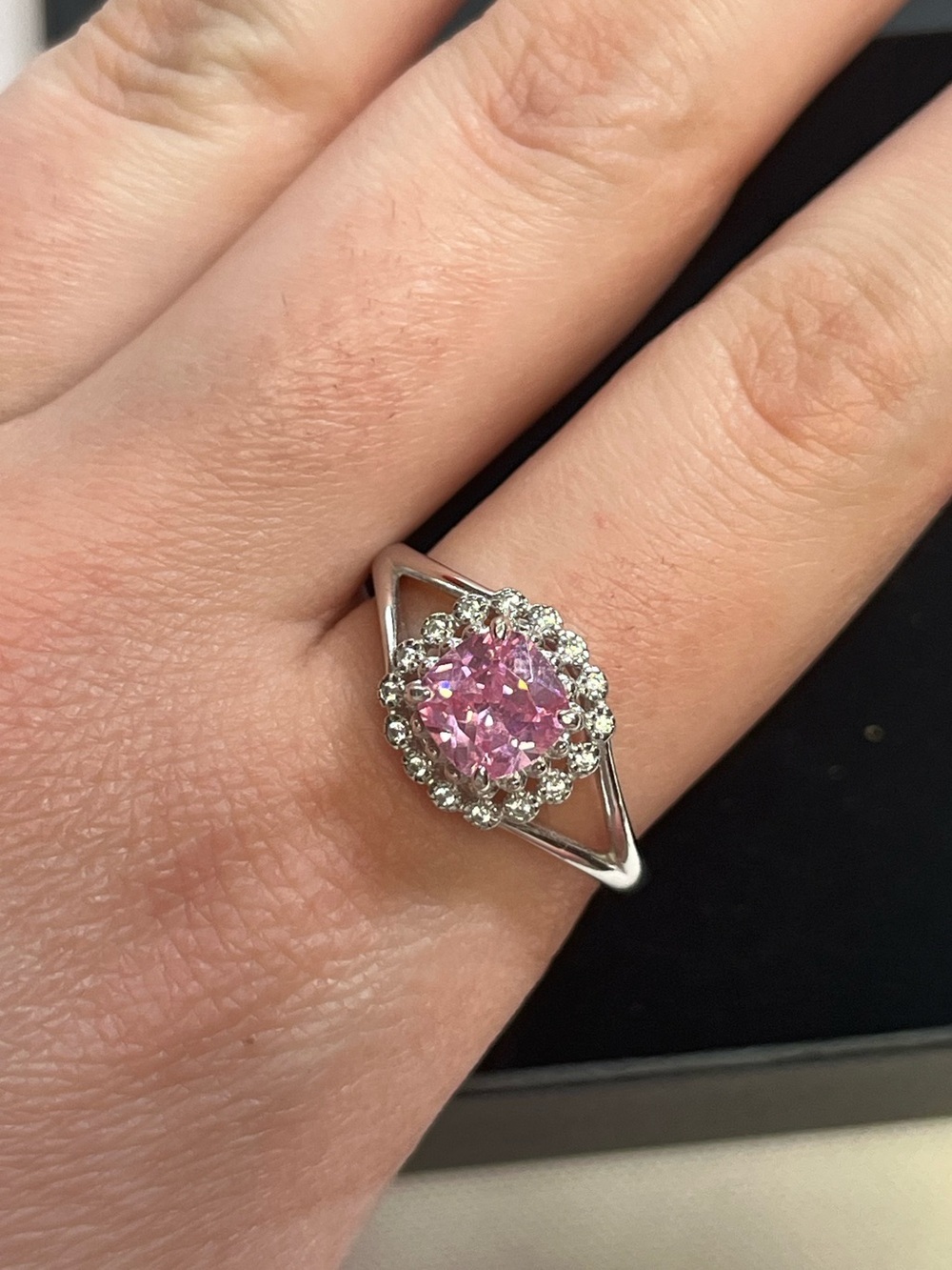Sterling silver ring with beautiful pink stone
Stamped 925
Size 10